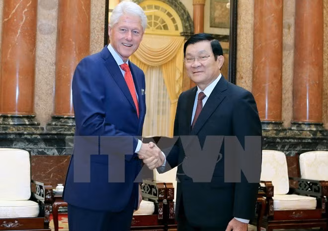 Le président Truong Tan Sang rencontre l'ancien président Bill Clinton ảnh 1