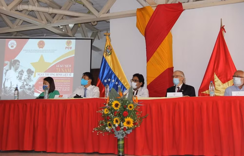 Distinction d’anciens guérilleros vénézuéliens ayant soutenu la révolution vietnamienne ảnh 1