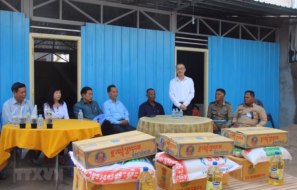 Des familles cambodgiennes d’origine vietnamienne reçoivent de nouvelles maisons ảnh 1