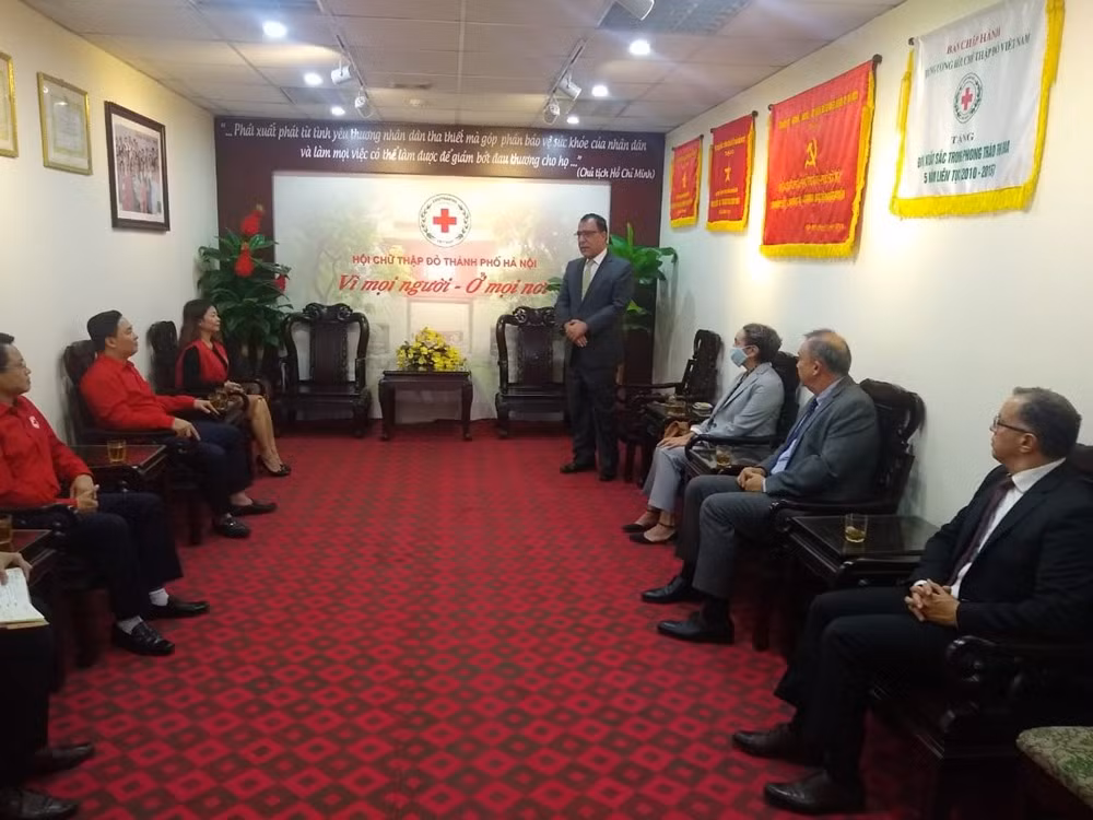 Les ambassadeurs des pays de l'Union du Pacifique soutiennent les sinistrés du Centre ảnh 1