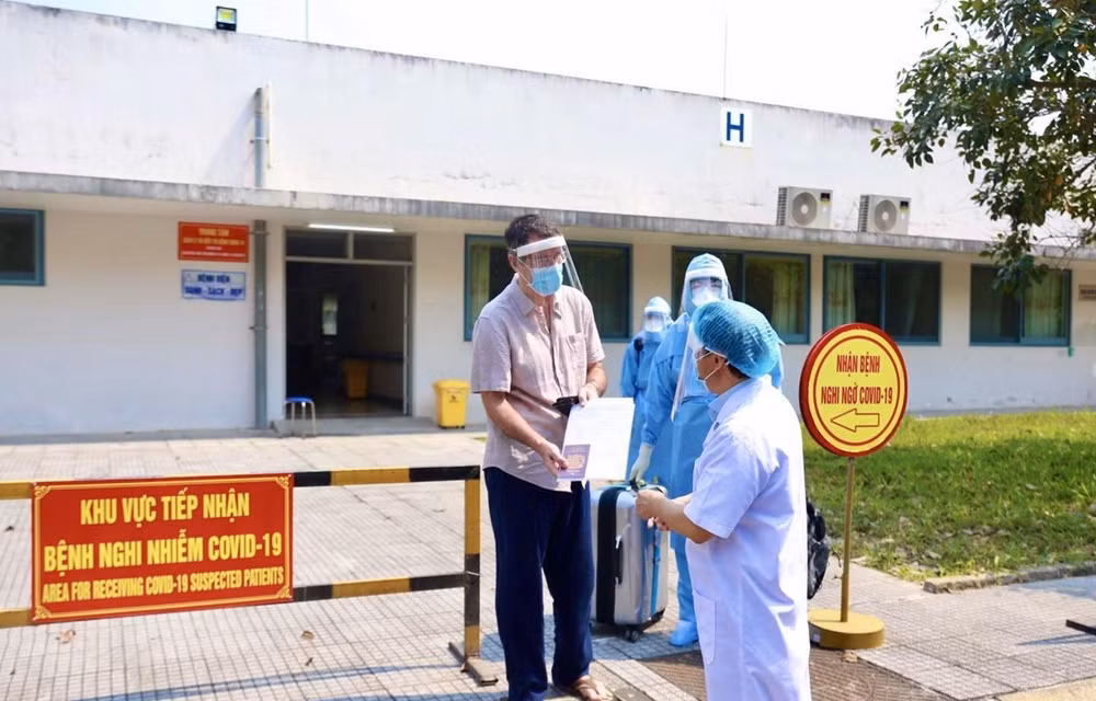 COVID-19 : un patien à Thua Thien-Hue est guéri et sorti de l’hôpital ảnh 1