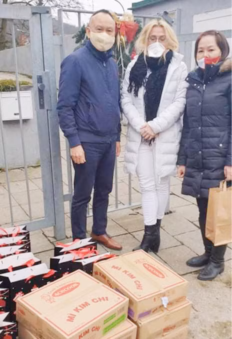 Cadeaux de Noël des Vietnamiens de Brno (République tchèque) à des orphelins locaux ảnh 1