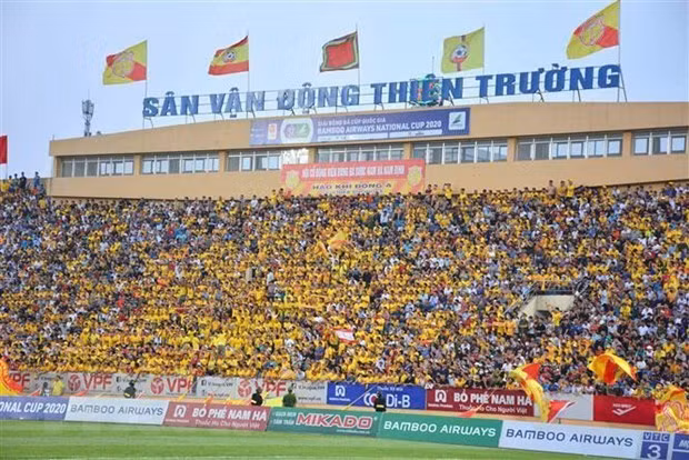 Reuters met en avant la reprise de la ligue de football du Vietnam avec un stade bondé ảnh 1