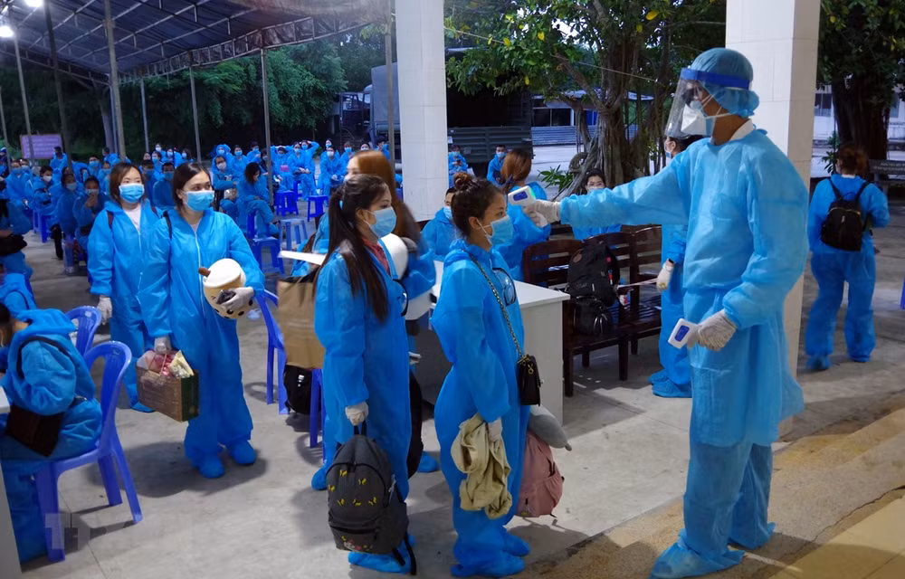 COVID-19: Plus de 230 citoyens vietnamiens bloqués en Thaïlande rapatriés ảnh 1