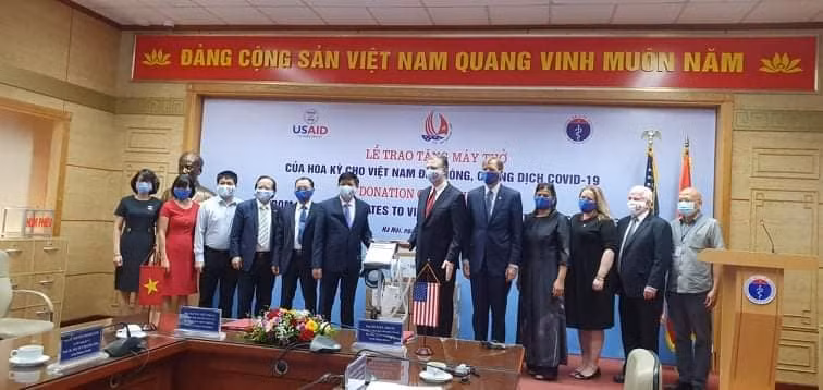 COVID-19: Les États-Unis offrent au Vietnam 100 nouveaux ventillateurs ảnh 1