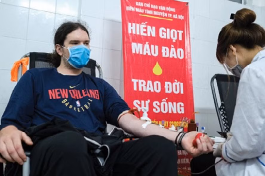 Un étranger vivant au Vietnam encourage le don de sang ảnh 1