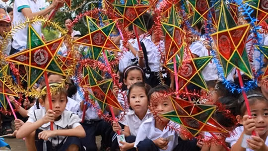 Fête de la mi-automne : 7.000 enfants démunis ont reçu des aides du NFVC ảnh 1