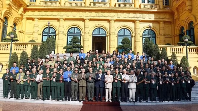 Le président exprime la gratitude aux anciens volontaires et aux personnes méritantes ảnh 1