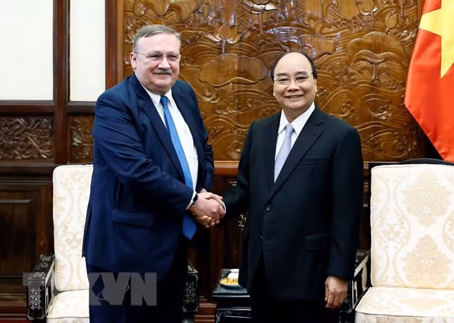 Le président Nguyên Xuân Phuc reçoit l’ambassadeur de Hongrie au Vietnam ảnh 1