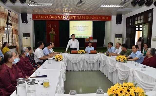 Le 27 juillet: les dirigeants multiplient les visites chez les personnes méritantes ảnh 1