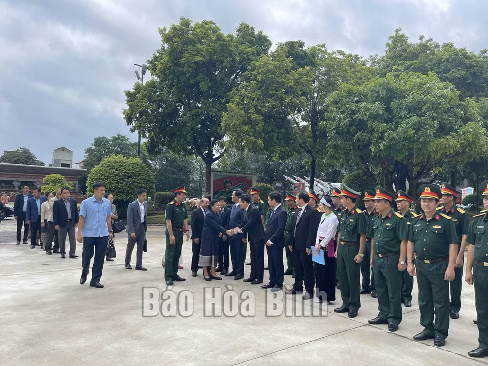 La vice-présidente de l’Assemblée nationale lao à Hoa Binh ảnh 1