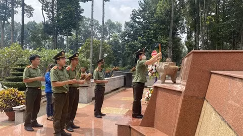 Hô Chi Minh-Ville: La police organise de nombreuses activités en l’honneur du 27 juillet ảnh 1