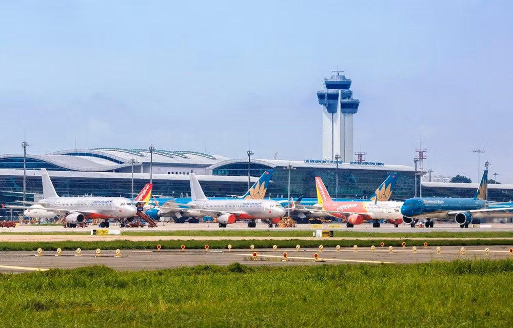 Les aéroports accueillent plus de 1,1 million de passagers en quatre jours fériés ảnh 1