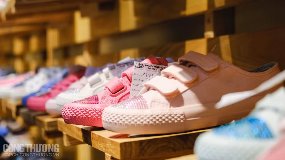 De nombreuses entreprises de chaussures ont des commandes jusqu'à la fin de l'année ảnh 1