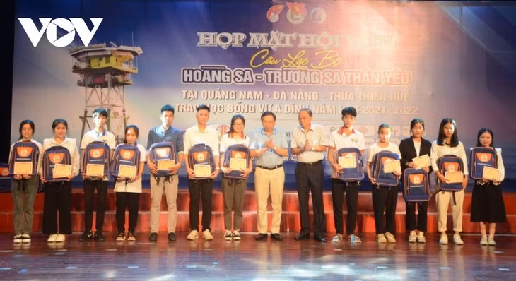 Le club “Pour Hoang Sa - Truong Sa bien-aimés” accorde des bourses d’études à des étudiants démunis ảnh 1