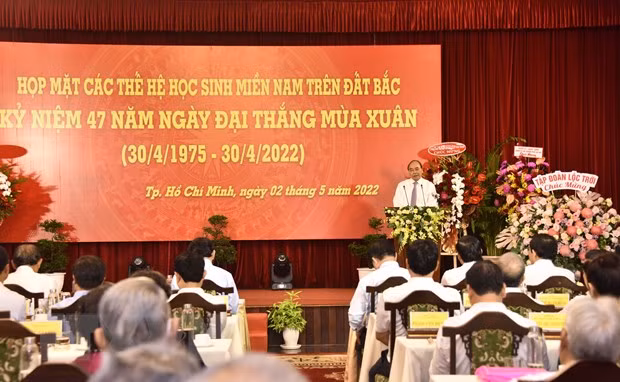 Le président Nguyên Xuân Phuc salue les anciens élèves du Sud dans le Nord ảnh 1