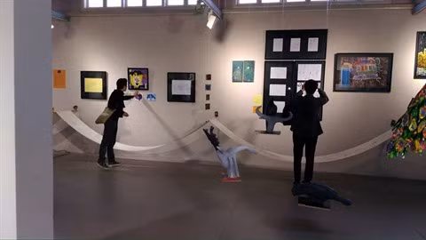 Peinture : une soixantaine d’œuvres d’artistes autistes exposées à Hanoï ảnh 1