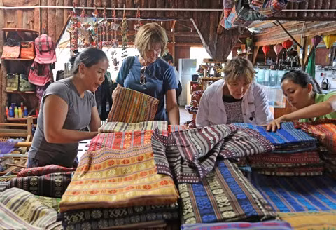 Le retour du brocart vietnamien dans la mode internationale ảnh 3