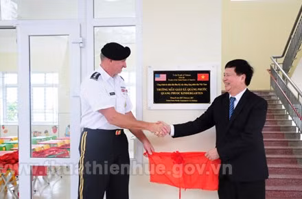 Les États-Unis remettent une école maternelle à Thua Thien-Hue ảnh 1