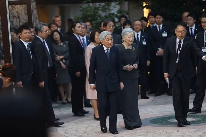 L'empereur japonais et son épouse rencontrent des volontaires de la JICA au Vietnam ảnh 1