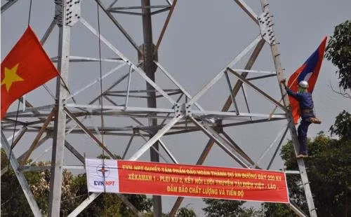 Mise en circuit de la ligne transfrontalière de 220 kV Sekaman 1 (Laos)-Pleiku 2 (Vietnam) ảnh 1
