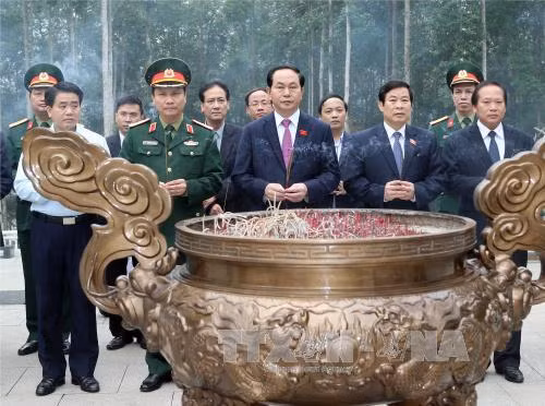 Le chef de l’Etat rend hommage au Président Ho Chi Minh à Ba Vi ảnh 1