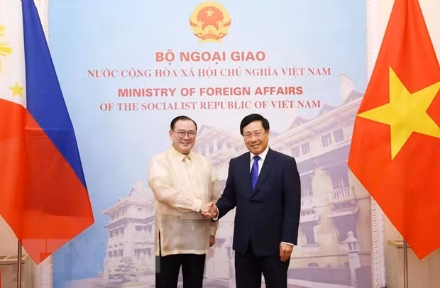 Les chefs de la diplomatie vietnamien et philippin s’entretiennent à Hanoi ảnh 1