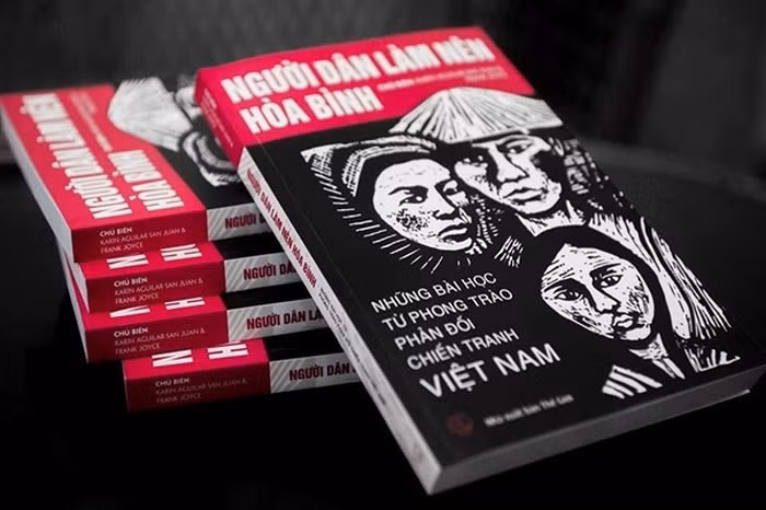 Lancement de la version vietnamienne du livre du mouvement anti-guerre du Vietnam ảnh 1