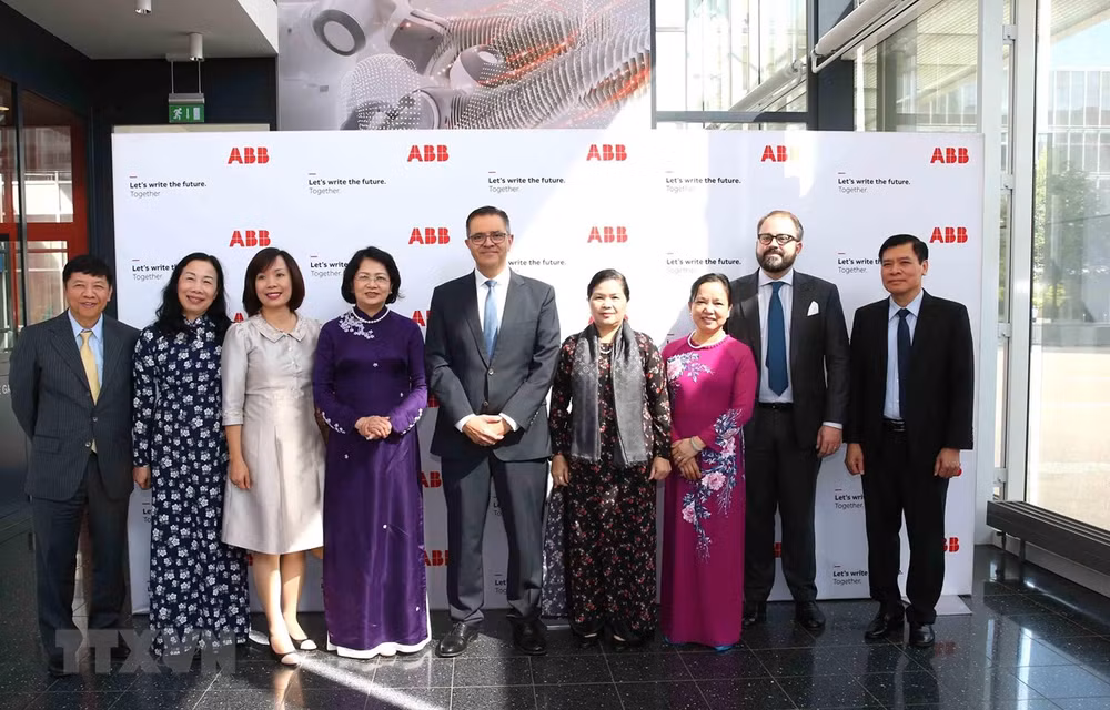 La vice-présidente Dang Thi Ngoc Thinh au Sommet mondial des femmes 2019 ảnh 1