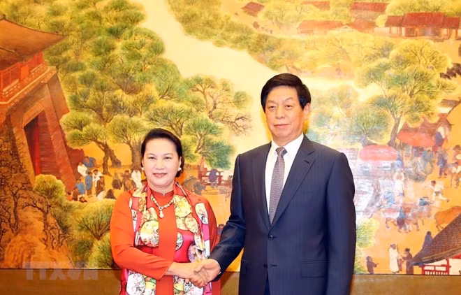 La présidente de l’AN du Vietnam s’entretient avec son homologue chinois ảnh 1