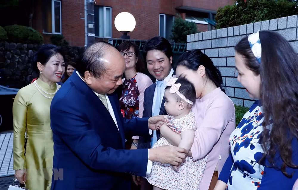 Le Premier ministre rencontre des Vietnamiens au Japon ảnh 1
