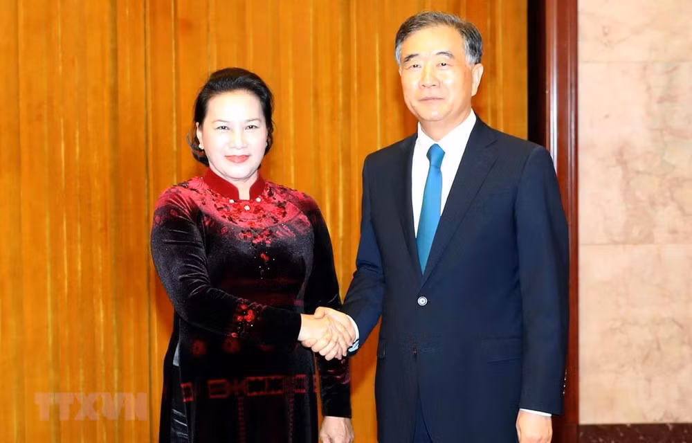 La présidente de l’AN vietnamienne rencontre le plus haut conseiller politique chinois ảnh 1