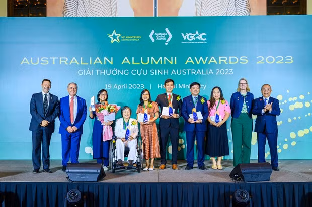 Remise du prix des anciens élèves vietnamiens faisant des études en Australie à six personnes ảnh 1