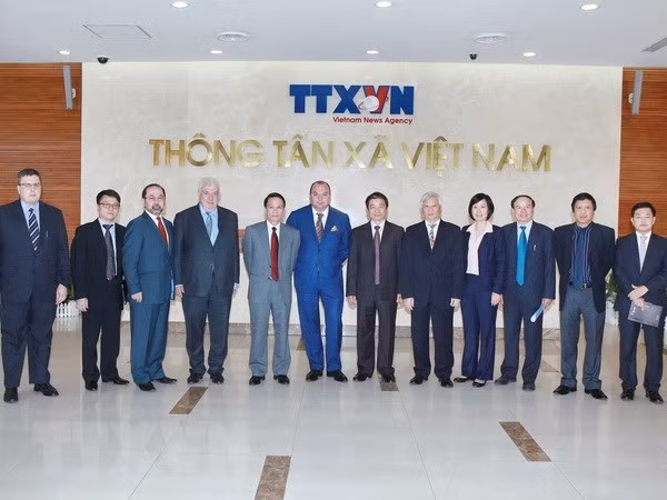 Le journaliste russe Yury Denisovich : Je suis heureux de travailler au Vietnam ảnh 3