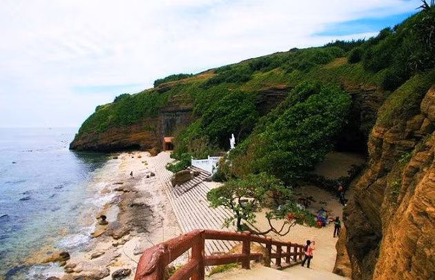 La pagode Hang, un trésor sur l’île de Ly Son ảnh 1