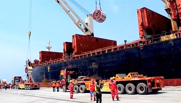 Le Groupe Hoa Sen exporte 12.000 tonnes de tôles ondulées vers l’Europe ảnh 1