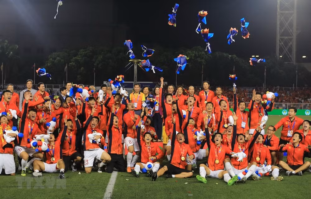 Sea Games 30: les médias asiatiques saluent la victoire historique du football vietnamien ảnh 1