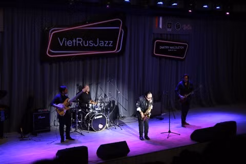 Soirée d'échange musical et culturel à l'Université Van Lang ảnh 1