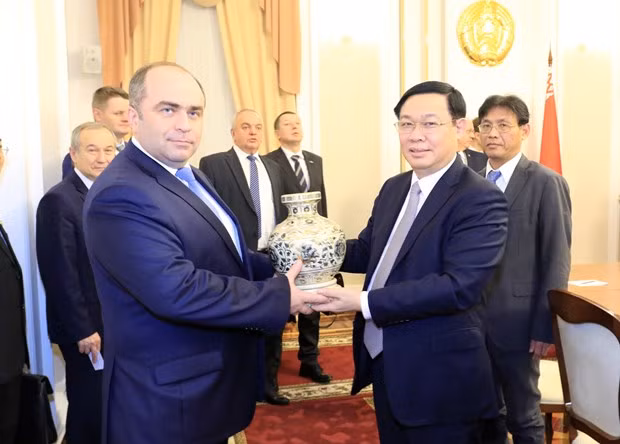 Le vice-PM Vuong Dinh Hue s'entretient avec son homologue biélorusse ảnh 1