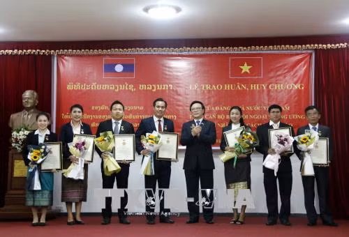 Distinction d'officiels laotiens pour leurs contributions aux relations bilatérales ảnh 1
