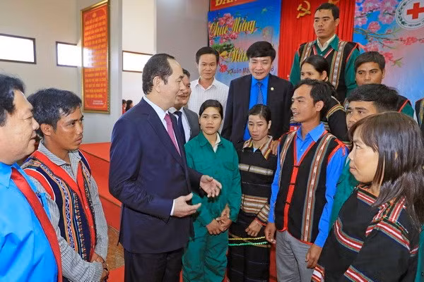 Têt : le président Trân Dai Quang rend visite à des cadres, soldats et habitants de Gia Lai ảnh 2