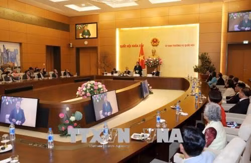 La vice-présidente de l’AN rencontre des enseignants vietnamiens établis en Thaïlande ảnh 1