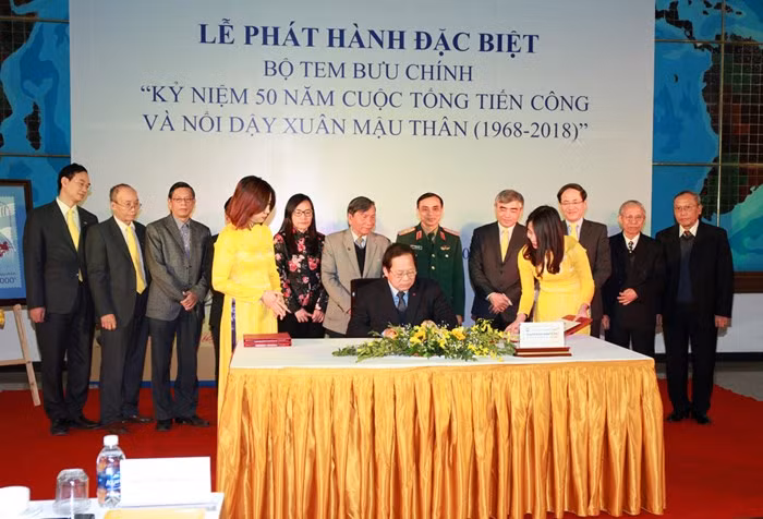 Publication d'une collection de timbres en l’honneur des 50 ans de la victoire du Printemps 1968 ảnh 1