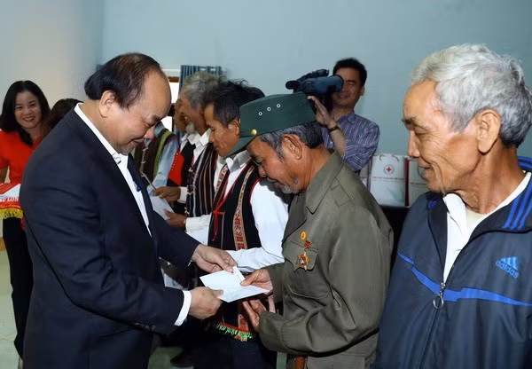 Le PM présente des cadeaux Tet aux ménages ethniques pauvres de Dak Nong ảnh 1