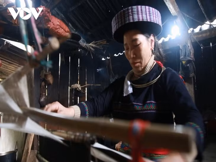 Les Mông indigo, une communauté attachée aux traditions ảnh 2