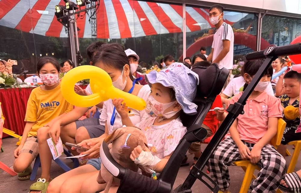 Une journée de fête pour les enfants de l’Hôpital pédiatrique de Hanoï ảnh 2
