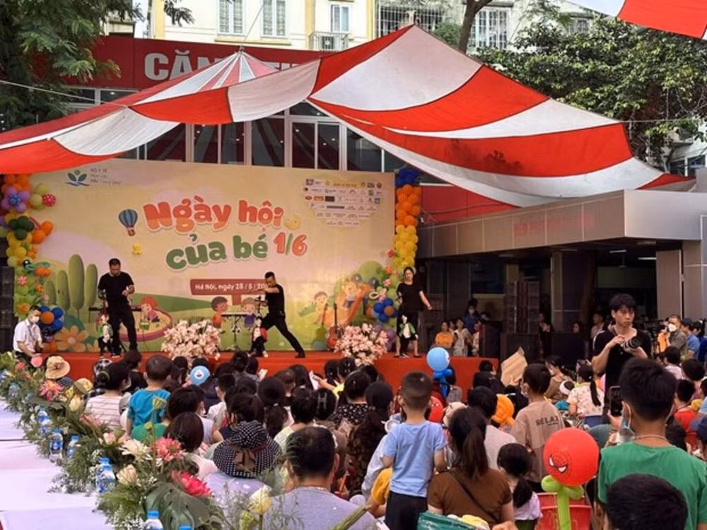 Une journée de fête pour les enfants de l’Hôpital pédiatrique de Hanoï ảnh 3