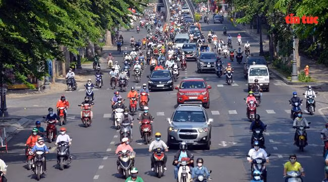 Les gens reviennent en masse dans les grandes villes après le Têt ảnh 1