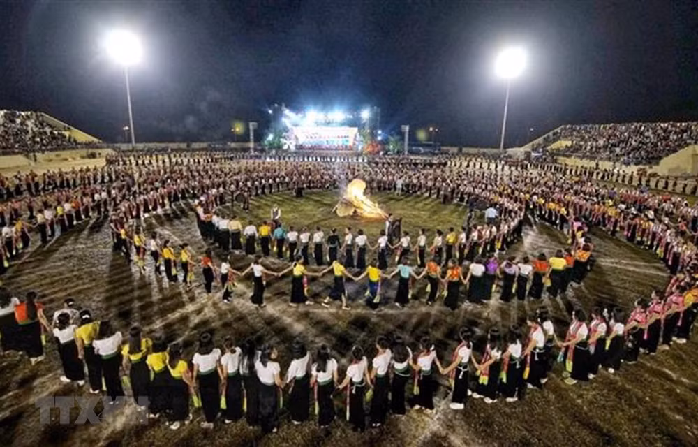 L'art xoè, une danse unique de l’ethnie Thai dans le Nord-Ouest ảnh 1