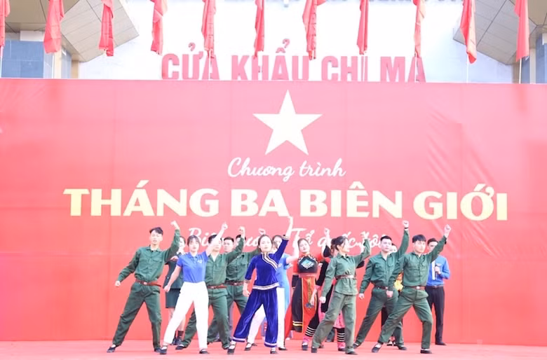 Le "Mois de mars aux frontières": sensibiliser les jeunes à la souveraineté frontalière du pays ảnh 1